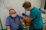 Ruszyły szczepienia czwartą dawką przeciw COVID-19. Drugą dawkę przypominającą mogą przyjąć osoby, które ukończyły 80 lat