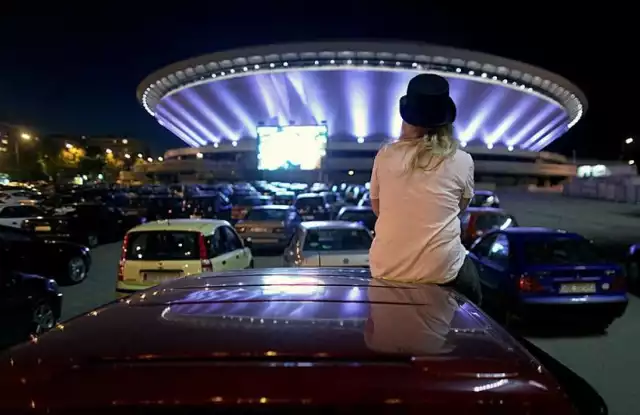 14 lipca - 20 sierpnia

Seanse rozpoczynają się o godz. 21.00, ale na plac pod Spodkiem można wjeżdżać już po 20.00. Kierowcom radzimy wcześniej przetestować sprawność radioodbiorników i widoczność w przedniej szybie.
Niezmotoryzowanym przydadzą się przenośne odtwarzacze radiowe i krzesła bądź koce.

W tym roku kino samochodowe zdominują komedie z lat 80.

[źródło: Stowarzyszenie Inicjatywa]

HARMONOGRAM PROJEKCJI: 

21.07.2015 (wtorek) g. 21:00
„Kosmiczne jaja” („Spaceballs” / 1987 / reż. M. Brooks / 96’) 

28.07.2015 (wtorek) g. 21:00
„Trzej amigos” („Three Amigos” / 1986 / reż. J. Landis / 104’) 

30.07.2015 (czwartek) g. 21:00
„Powrót do szkoły” („Back to School” / 1986 / reż. A. Metter / 96’) 

4.08.2015 (wtorek) g. 21:00
„Kiedy Harry poznał Sally” („When Harry Met Sally…” / 1989 / reż. R. Reiner / 96’)

6.08.2015 (czwartek) g. 21:00
„Pan mamuśka” („Mr. Mom” / 1983 / reż. S. Dragoti / 91’) 

11.08.2015 (wtorek) g. 21:00
„Rybka zwana Wandą” („A Fish Called Wanda” / 1988 / reż. J. Cleese, Ch. Crichton / 108’) 

18.08.2015 (wtorek) g. 21:00
„Dama za burtą” („Overboard” / 1987 / reż. G. Marshall / 112’) 

20.08.2015 (czwartek) g. 21:00
„Miłość wilkołaka” („Haunted Honeymoon” / 1986 / reż. G. Wilder / 88’)

SPRAWDŹ: LINK DO WYDARZENIA