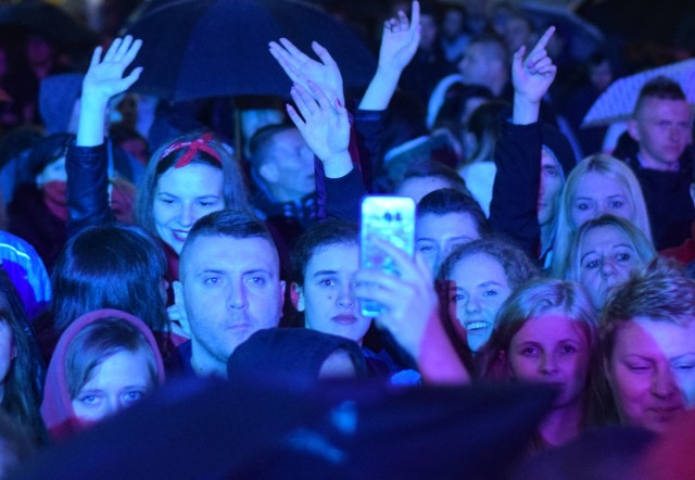 Mimo zimnej i mokrej pogody na jarosławskim rynku panowała gorąca atmosfera. Publiczność nie zawiodła i znakomicie bawiła się w czasie koncertów drugiego dnia imprezy "Dni Jarosławia".