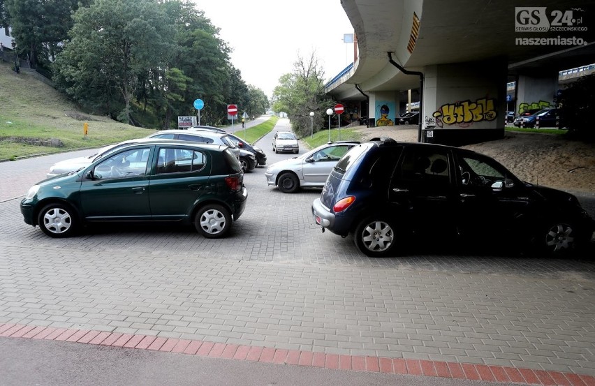Tak jeszcze do wczoraj parkowali kierowcy pod Trasą Zamkową...