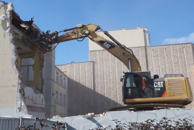 Tak przebiega wyburzanie budynku szkoły medycznej w Radomiu, od strony ulicy Kelles – Krauza.