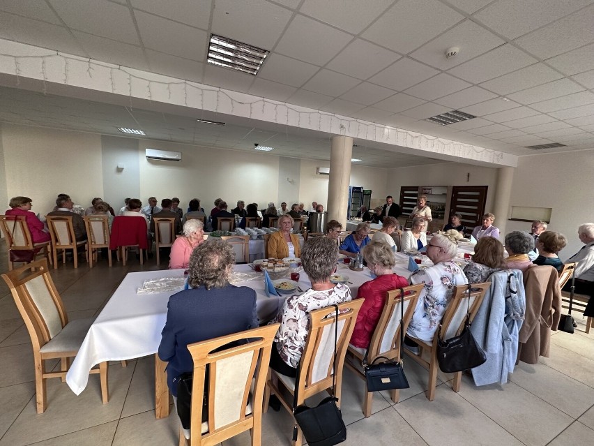 Dzień Seniora we Włoszczowie u emerytów z klubu Barwy Jesieni. Zobaczcie zdjęcia