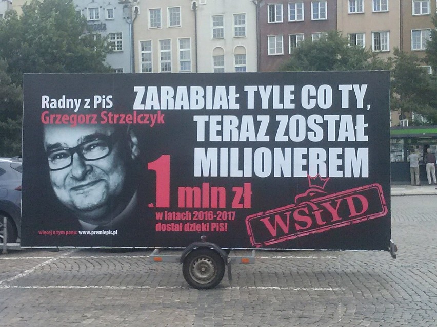 Konwój wstydu w Gdańsku. Tym razem Platforma Obywatelska na celownik wzięła zarobki gdańskich radnych PiS 