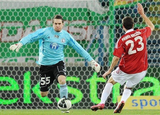 Paweł Brożek atakuje bramkę bronioną przez Kostię Machnovskiego w meczu Wisła - Legia. Spotkanie zakończyło się wynikiem 4:0.