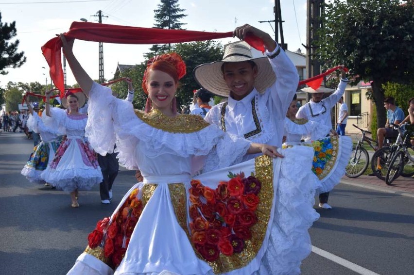 Parada zespołów folklorystycznych z całego świata przeszła ulicami Damasławka [ZDJĘCIA CZĘŚĆ I]