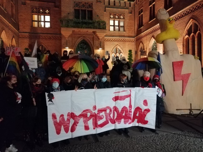 Sobotni marsz protestacyjny w Kołobrzegu. Przez miasto przeszło ponad 100 osób
