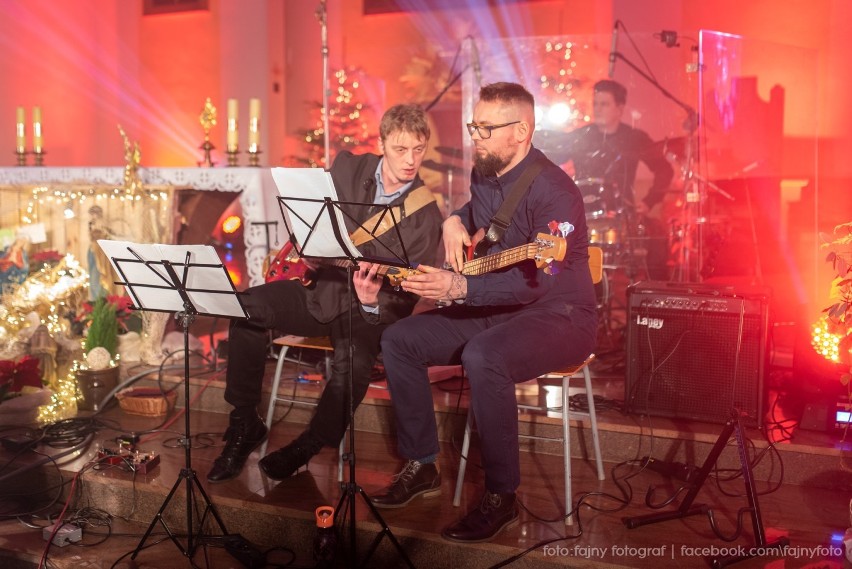 Koncert w kościele w Żelistrzewie: scholka Studnia Band