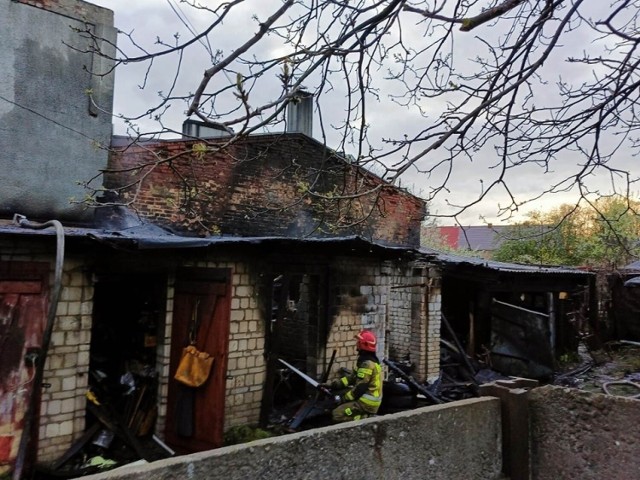 W nocy z poniedziałku na wtorek w Dobiegniewie spaliło się pięć garaży oraz dach budynku mieszkalnego.