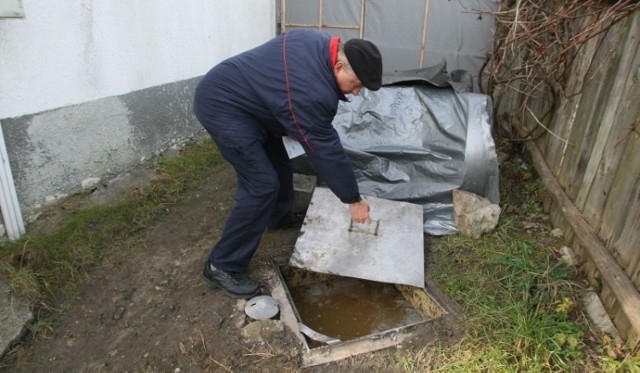 Henryk Stępień jest załamany. Widzi, że jeśli nie zapłaci za dodatkowe wypompowanie, to za kilka dni ścieki znów zaleją jego podwórko.