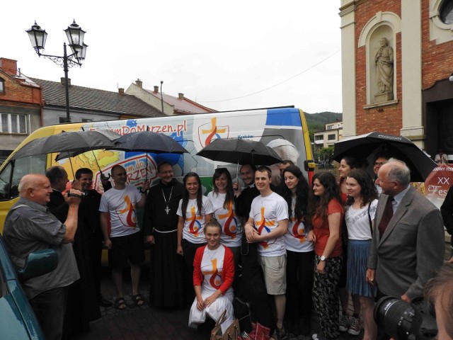 Młodzi ambasadorzy ŚDM Kraków 2016 ruszają w trasę po Europie, by promować przyszłoroczne spotkanie młodych i ojczyznę św. Jana Pawła II oraz rodzinną Kalwarię Zebrzydowską.