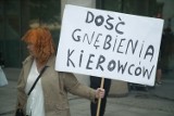 Protest przeciwko zakazowi sprzedaży aut spalinowych w Warszawie. Obecni m.in. Dziambor, Bosak, Korwin-Mikke. "Dość gnębienia kierowców"