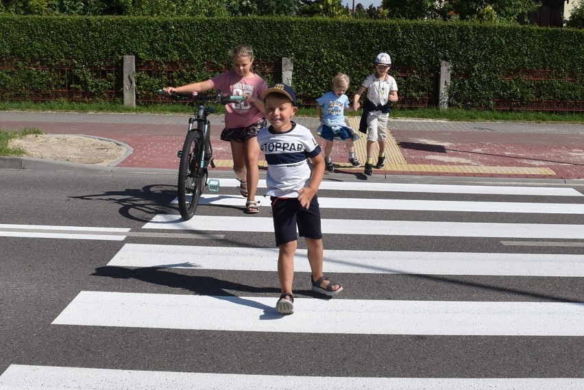 Dzieci doskonale wiedzą, że rower przez ulicę należy...