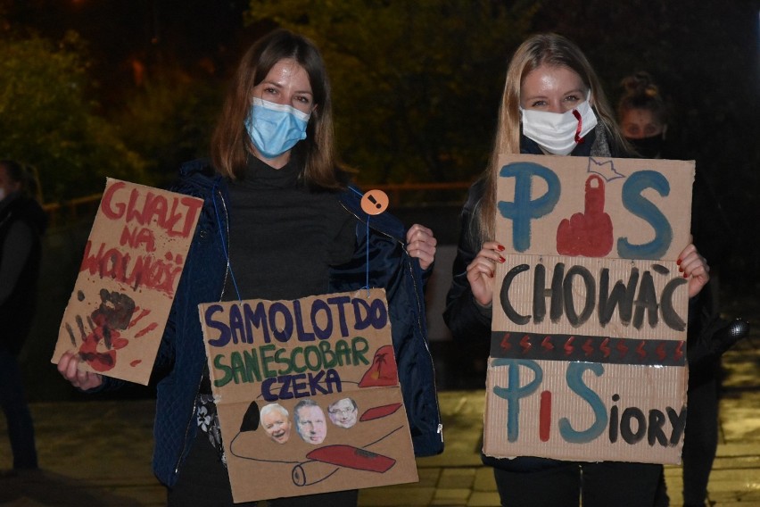 Strajk Kobiet na Placu Słowiańskim w Legnicy