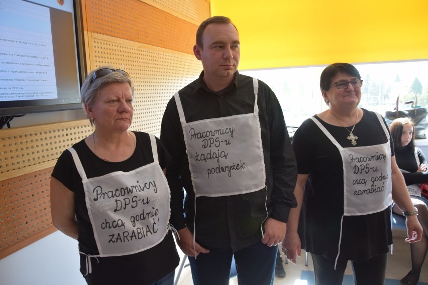 Trwa protest pracowników sieradzkich DPS-ów (fot)