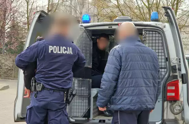 Kradzież i pościg pod Biedronką w Lesznie. Policja zatrzymała sprawców