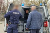 Kradzież i pościg pod Biedronką w Lesznie. Policja zatrzymała sprawców