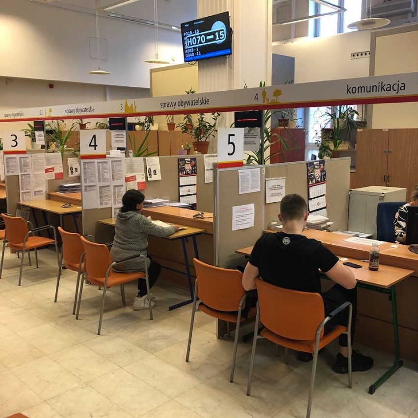 Koronawirus w Warszawie. Urzędy wzmacniają ochronę i ograniczają kontakty z mieszkańcami 
