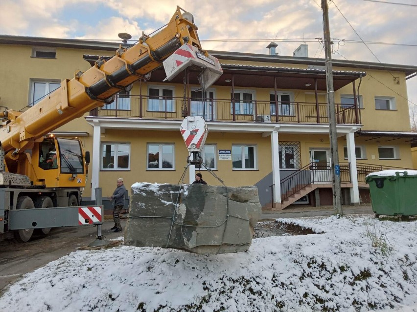 Obelisk stanie przy remizie OSP w Pagorzynie w gminie...