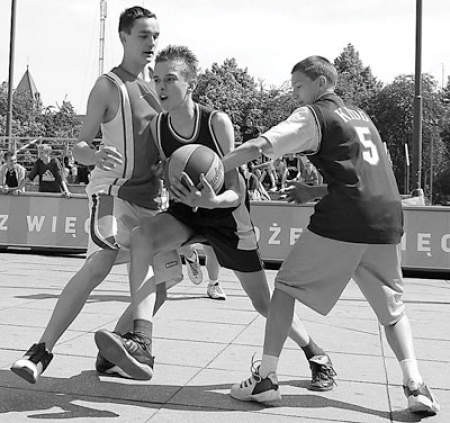 Co roku na placu Krakowskim w Gliwicach rywalizują miłośnicy koszykówki.