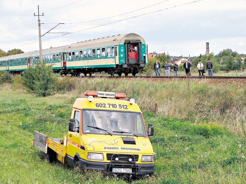 Kobieta zginęła na przejeździe kolejowym w Ozorkowie....