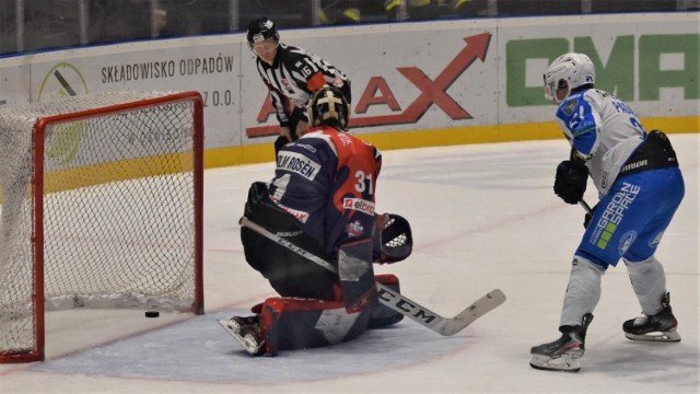 Ekstraklasa hokejowa: Tauron/Re-Plast Unia Oświęcim - KH Energa Toruń 4:3 po karnych. Na zdjęciu: Pawło Padakin wykorzystuje decydującego karnego, dającego oświęcimianom zwycięstwo.