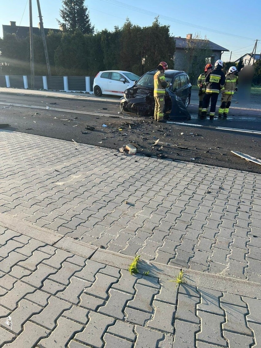 Wypadek w Brodach. Zderzyły się trzy samochody. Są ranni