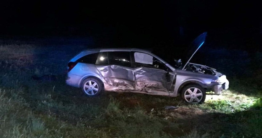 Wypadek między Strzałkowem a Orzechowem. Zderzyły się dwa auta, sprawca zabrał tablice i uciekł do lasu