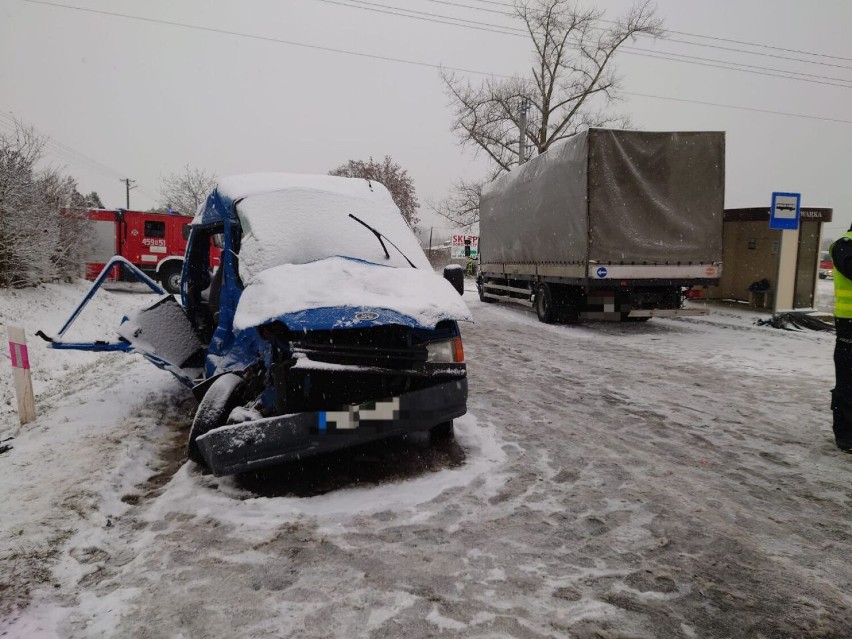 Trudne warunki na mazowieckich drogach. Doszło do serii wypadków. Nie żyje 50-letnia kobieta, kilka osób trafiło do szpitali