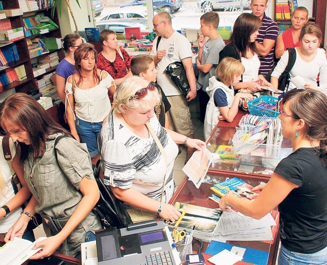 Księgarnie kuszą rodziców promocjami na książki do szkoły