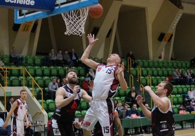 Porażka inowrocławskich koszykarzy w drugoligowych rozgrywkach. Na własnym parkiecie Domino uległo AZS UMK Toruń 79:89. Tym samym zespół z Inowrocławia zakończył swój udział w rozgrywkach w sezonie 2015/2016.