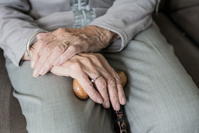 Lęk przed szerzącą się epidemią starają się wykorzystać oszuści. Na ich celowniku znaleźli się seniorzy.