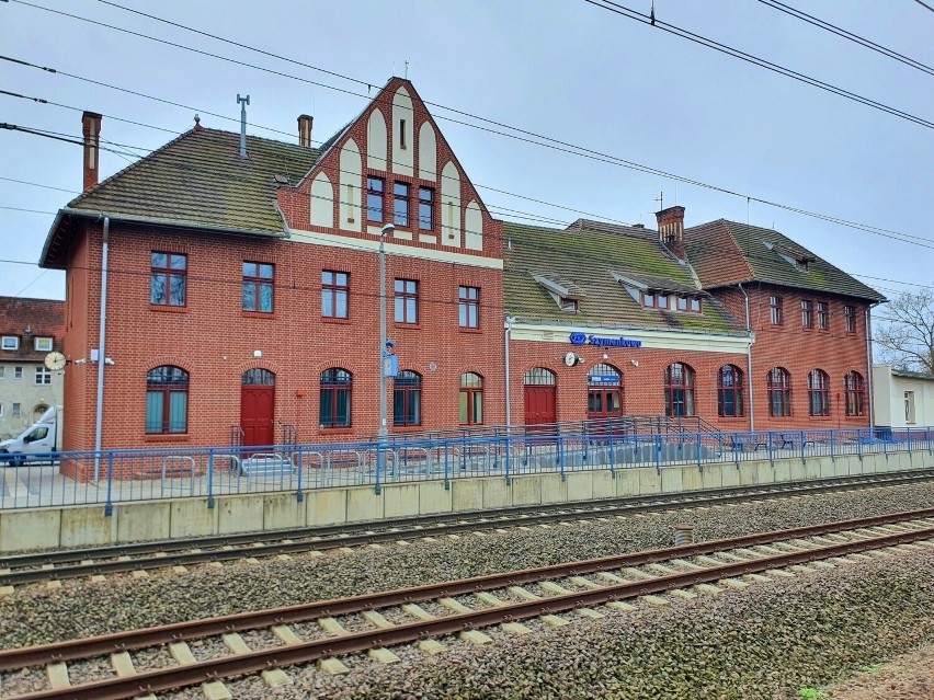 Dworzec kolejowy w Szymankowie po przebudowie. Wreszcie jego wygląd licuje z historycznym znaczeniem