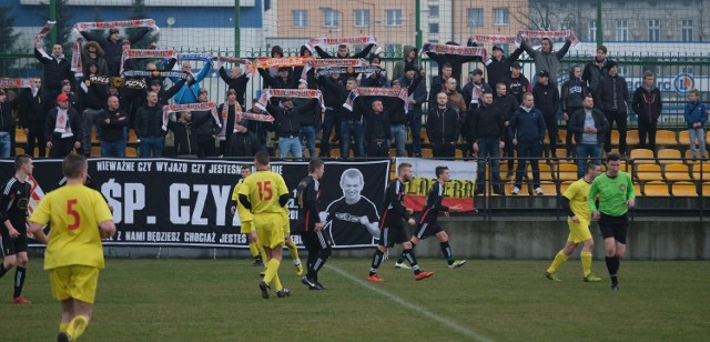 Czuwaj Przemyśl świętujący w tym roku 100-lecie istnienia, pokonał Pogórze Dubiecko 5:3 w meczu klasy A Przemyśl.

Czuwaj Przemyśl – Pogórze Dubiecko 5:3 (4:2) 
Bramki: Łuc 8, 19, 36, Muszak 41, 90 – Kijanka 1, 41, Kijanka 68.

POPULARNE NA NOWINY24/SPORT:

 

