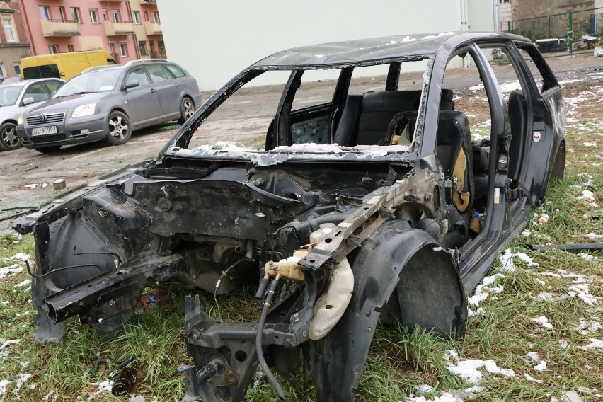 Wraki aut zalegają na parkingach w Legnicy