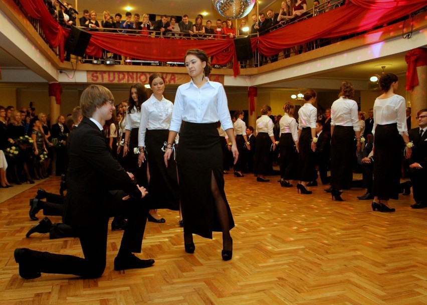 Studniówka III LO z Piotrkowa. Tak się bawili maturzyści [ZDJĘCIA]