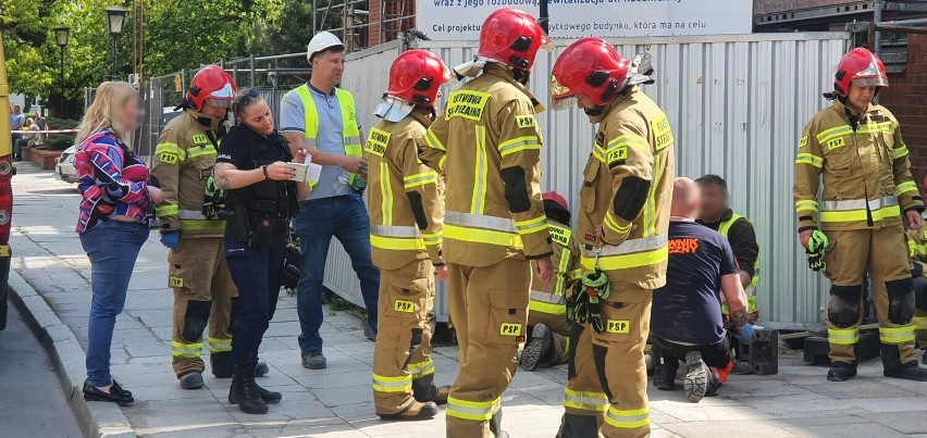 Gniezno. Wypadek na budowie MOK-u. 8 osób spadło z wysokości. SĄ POSZKODOWANI! [FOTO]