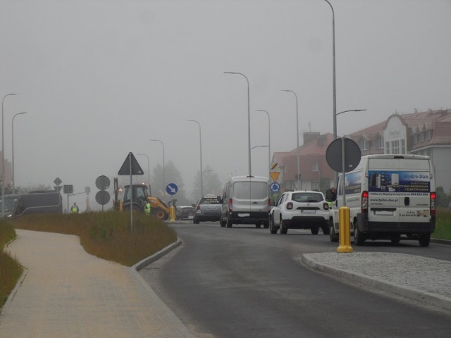 Do godz 15.00 zamknięte jest rondo Lidl wraz z ul. Koszarową do wjazdu na parking przed sklepem.Kierowcy w Ustce muszą mierzyć się z kolejnymi utrudnieniami. W ramach remontu DW 203 trwają prace na kolejnym odcinku.