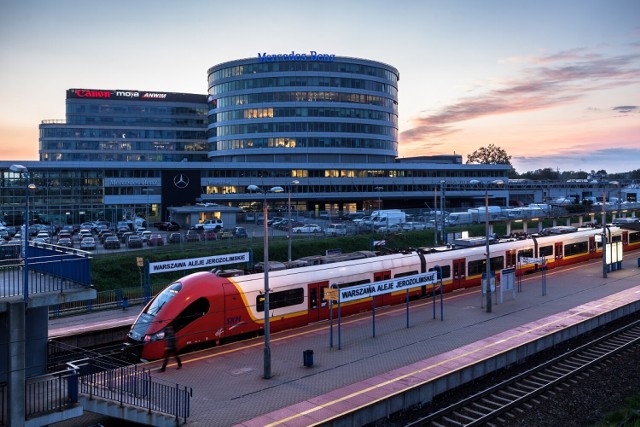 W najbliższe trzy weekendy, czyli 13-14 stycznia, 20-21 stycznia oraz 27-28 stycznia, z powodu prac przy przebudowie i modernizacji stacji Warszawa Zachodnia wprowadzone zostaną zmiany w kursowaniu pociągów Szybkiej Kolei Miejskiej linii S1 i S2.