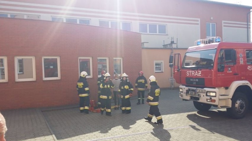 Strażacy w akcji, czyli  ćwiczenia związane z ewakuacją szkoły w Jaraczewie [ZDJĘCIA]