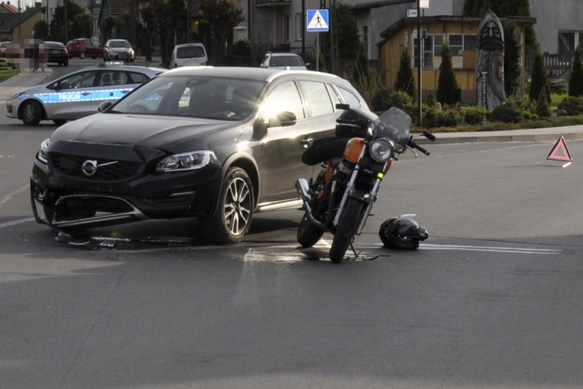 Wypadek w miejscowości Skępe. Zderzenie volvo z motocyklistą, który nie ustąpił pierwszeństwa przejazdu [zdjęcia]