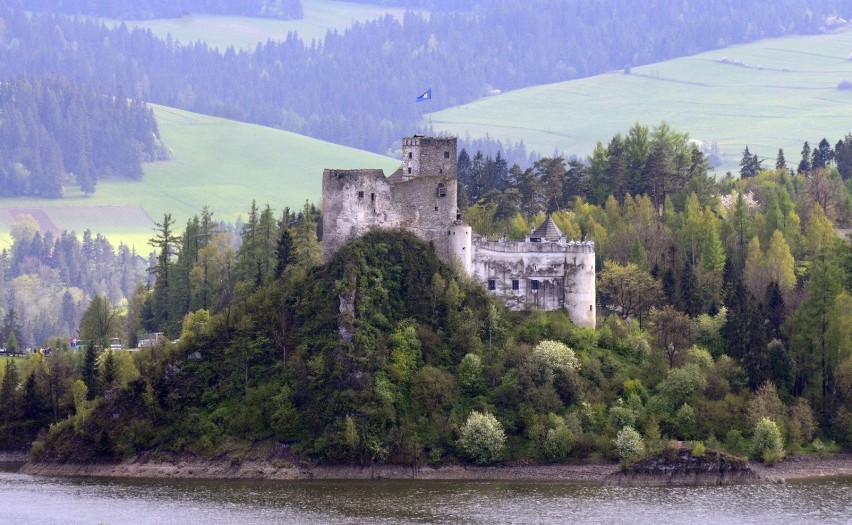 Zamek Dunajec w Niedzicy leży przy Jeziorze Czorsztyńskim w...