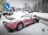 Wypadek w centrum Wałbrzycha. Zderzyły się trzy samochody. Policja podsumowuje śnieżny czwartek. Uwaga nadal jest ślisko