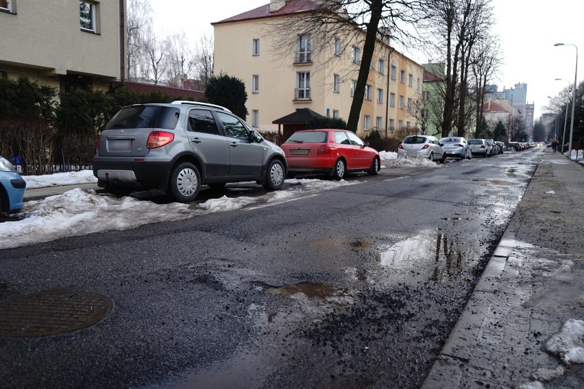 Dziurawe ulice w Rzeszowie po zimie. Bardziej niż dotychczas. Miasto przeznaczy około 2 mln złotych na naprawy