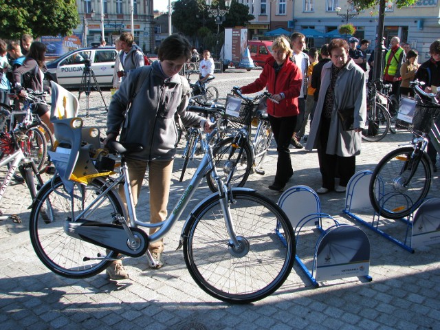 Oficjalne przekazanie elektrycznych rowerów odbyło się na tarnogórskim rynku we wrześniu 2010 roku.