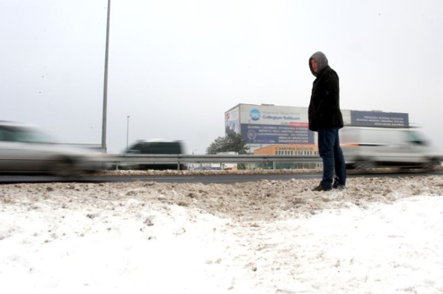 Ludzie teraz ryzykują życiem, przechodząc na drugą stronę ulicy Struga.