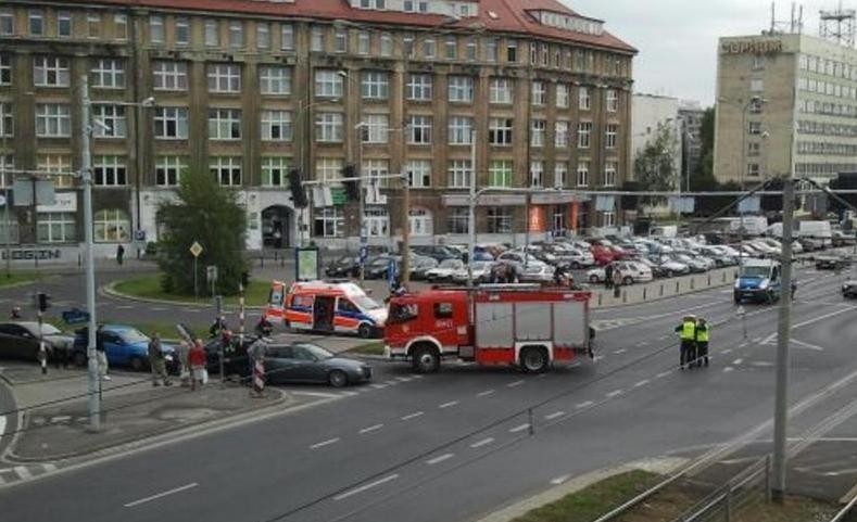 Wrocław: Wypadek na pl. Solidarności na trasie maratonu (ZDJĘCIA)