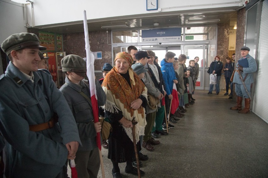 Marszałek Piłsudski przyjechał do Warszawy. Pochód...