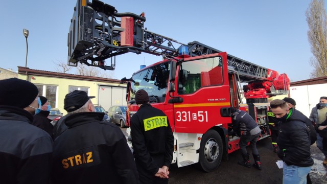 Nowy wóz strażacki z ponad 40-metrową drabiną może wynieść na wysokość 11 piętra wieżowca nawet pięciu strażaków