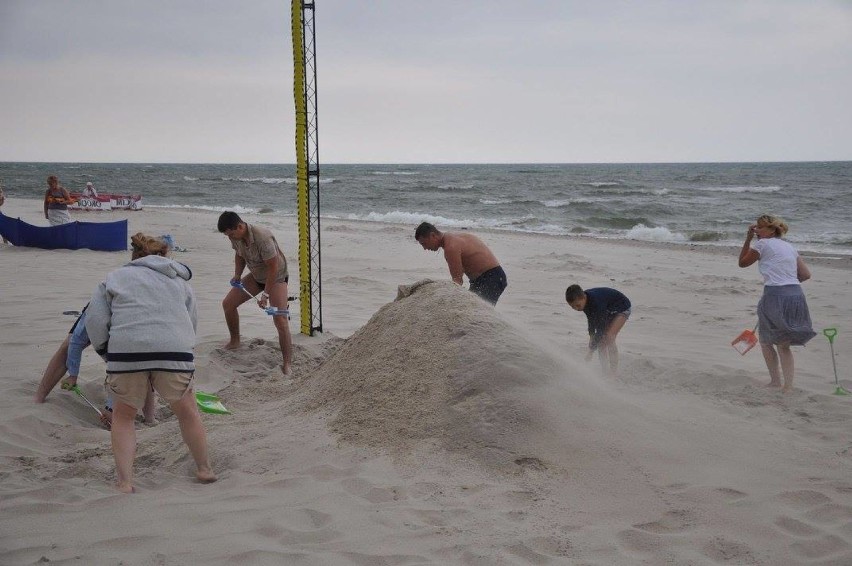 Plażowe Mistrzostwa Budowniczych 2015. Jastrzębia Góra też usypała wieżę | ZDJĘCIA