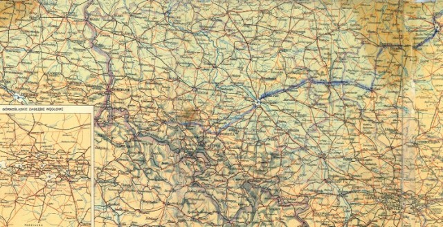 Teren dzisiejszego województwa dolnośląskiego, kształtem przypomniał ówczesny II okręg ziem odzyskanych i woj. wrocławskie. 
Pełną mapę możesz zobaczyć klikając poniższy link: https://eloblog.pl/wp-content/uploads/2015/09/mapa-polski-duza-1945.jpg
